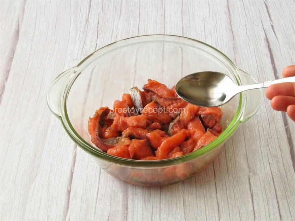 Теперь добавим к нежной горбуше каплю уксусной кислоты – это