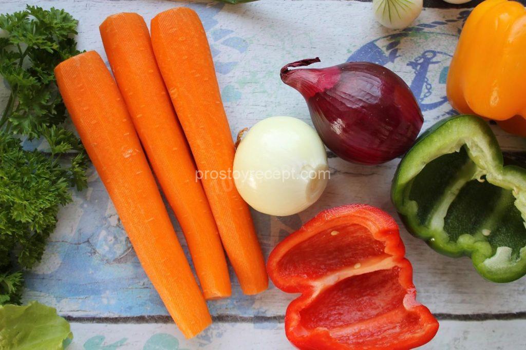 Пока ароматная курочка маринуется, займемся овощами! Освободим лук и морковь