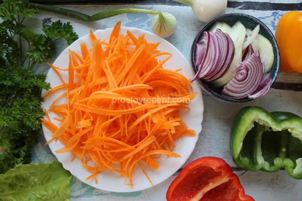 Для неповторимого хруста и яркого вкуса, натрите морковь на специальной