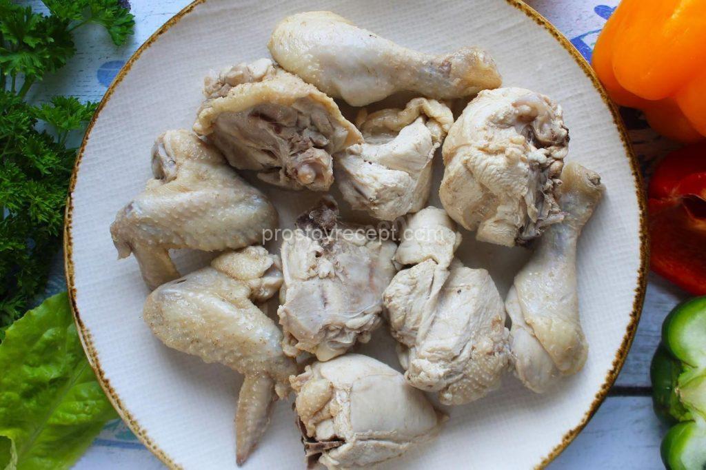 Ароматная курица готова! Аккуратно извлеките ее шумовкой и переложите на