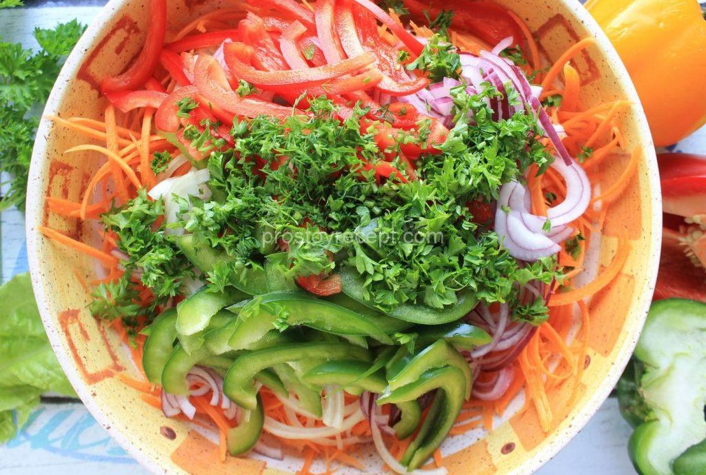 Теперь, когда ароматные курица, морковь и лук уже томятся в