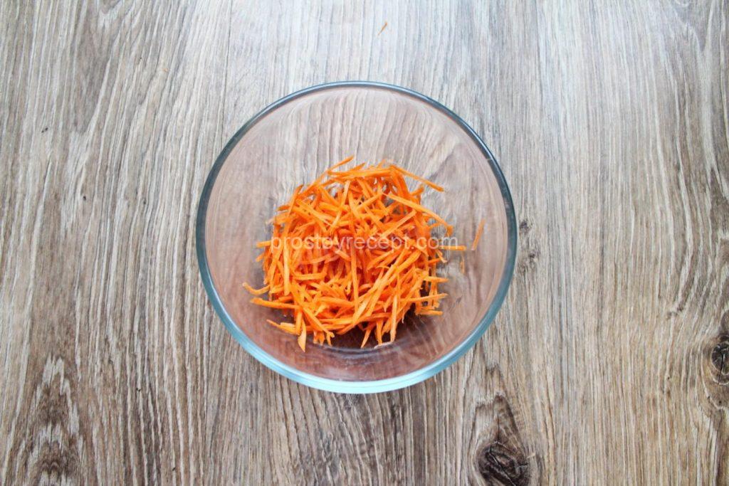 Для неповторимого вкуса нашего хе, морковь очищаем, промываем под струей