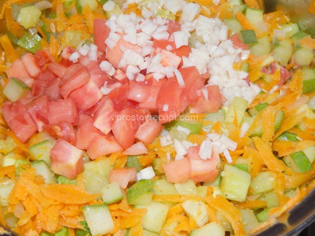Для сочного вкуса будущего рассольника, освободим сладкий болгарский перец от