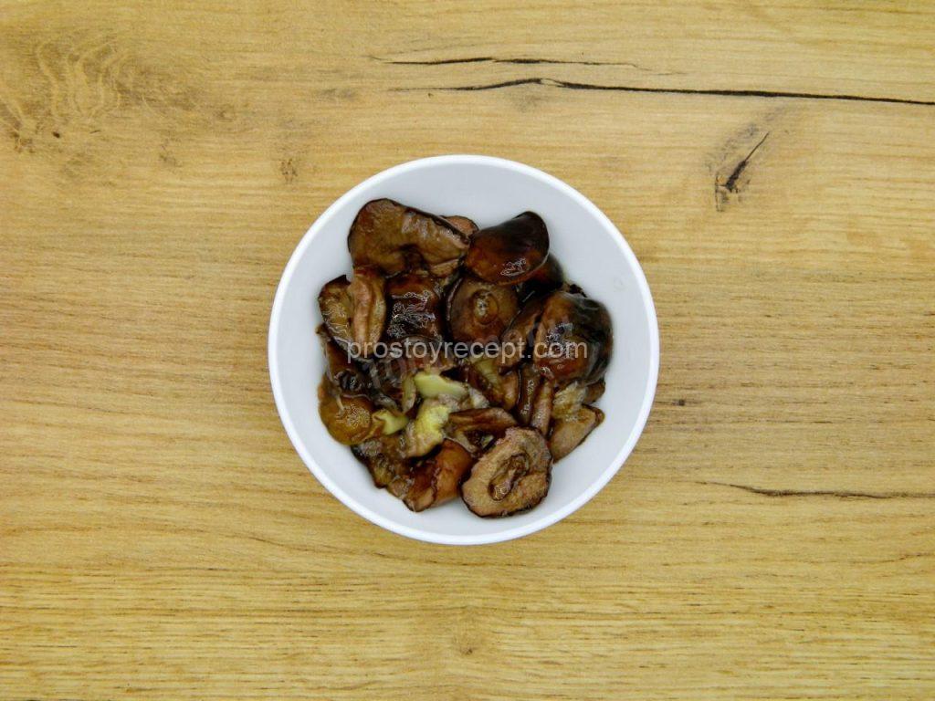 Наши грибы – основа будущего вкусного аромата солянки! Тщательно очистите