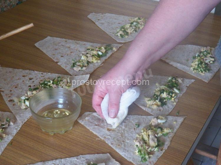 Теперь — самое приятное! Щедро выкладываем начинку на лаваш, предвкушая