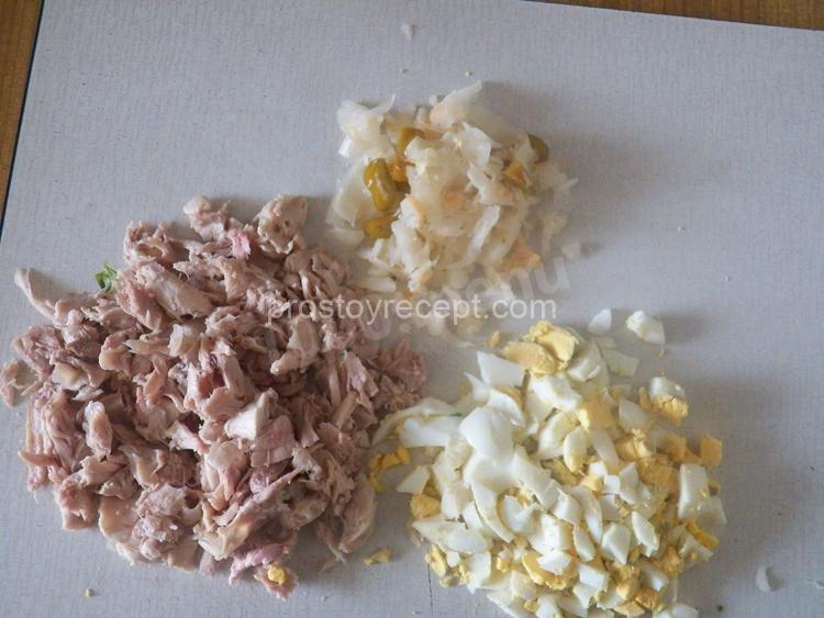 Теперь, когда курица и яйца остыли, измельчим их – не