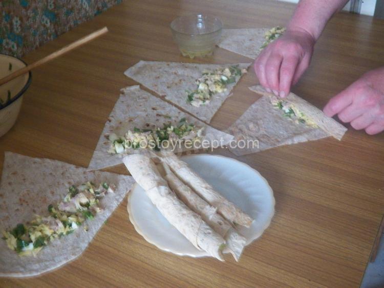 Аккуратно сверните в тугие рулетики и поджарьте до золотистой корочки