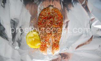 Стейк семги в духовке в фольге Стейки семги, приправленные специями и лимоном, готовятся в фольге.