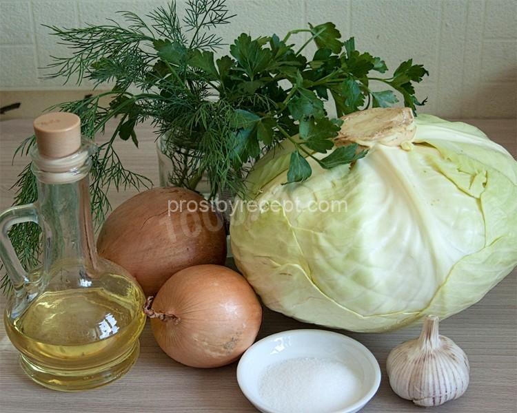 Для рецепта понадобятся капуста, лук, зелень, чеснок, соль, масло.