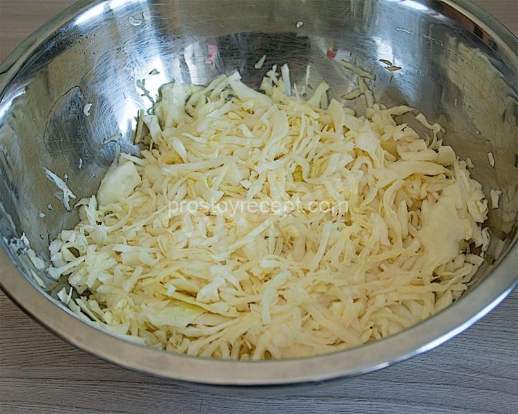 Слить с капусты практически всю воду (оставить немного на дне)