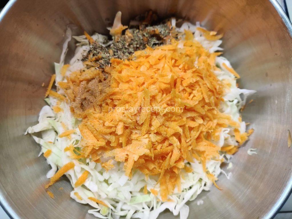 Добавьте соль и перец по вкусу, а также сушёные травы.
