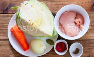 Тушеная куриная грудка с капустой на сковороде - Шаг 1