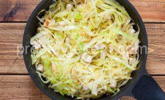 Тушеная куриная грудка с капустой на сковороде - Шаг 4