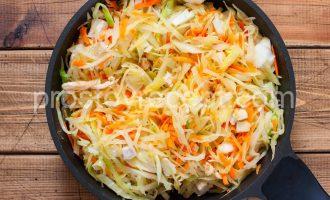 Тушеная куриная грудка с капустой на сковороде - Шаг 5