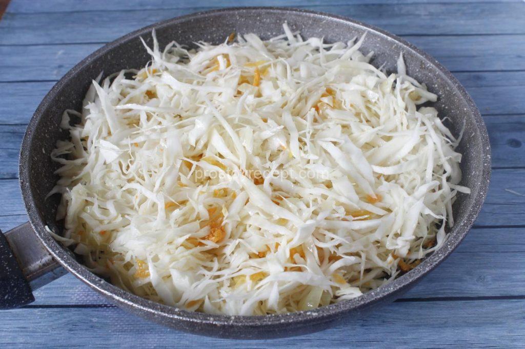 Капусту отжимаем пальцами, чтобы она дала сок, и выкладываем ее