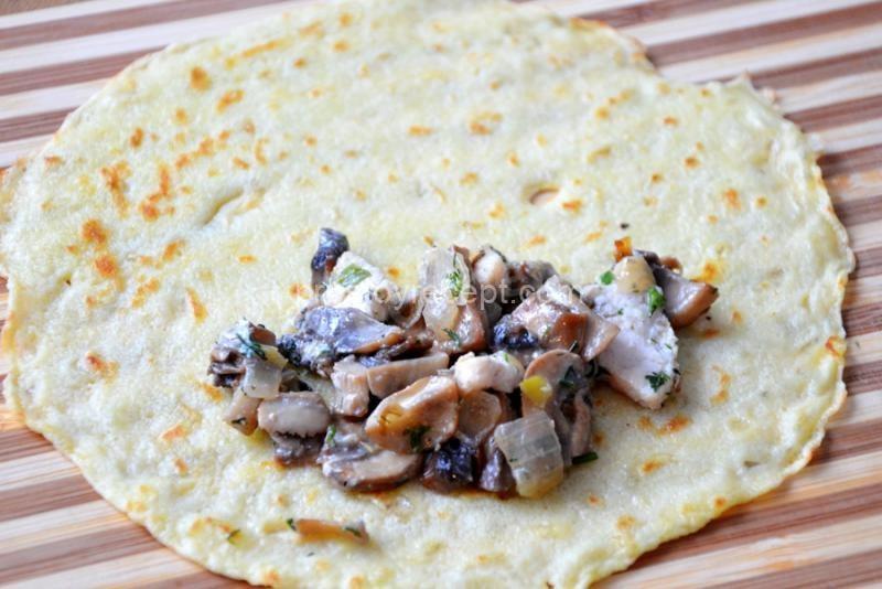 Блинный пирог с курицей и грибами Улитка