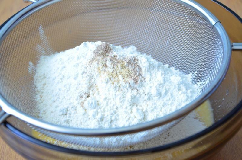 В муку добавляем молотый кардамон и имбирь и всё тщательно