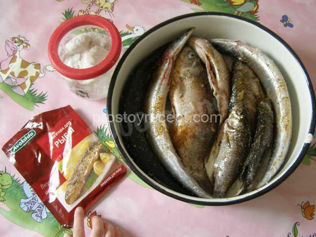 Итак, берем свежую рыбу (у нас сайра и карасики),