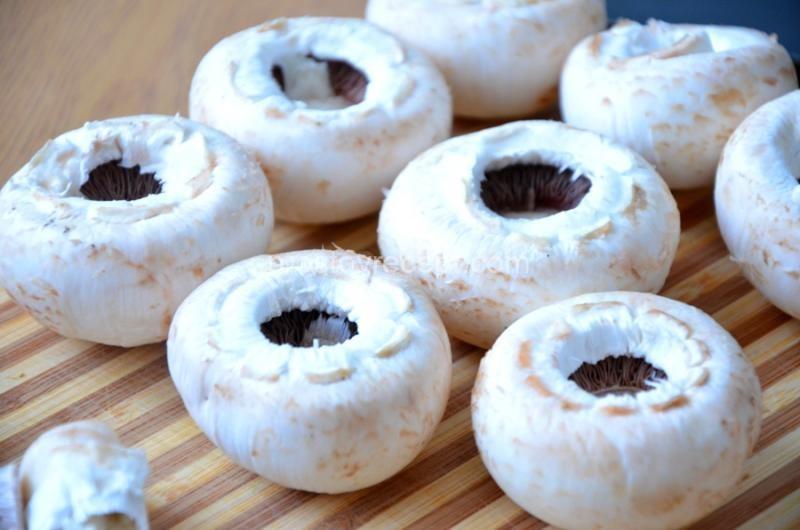 Фаршированные шампиньоны под сырной шапочкой Новогодние