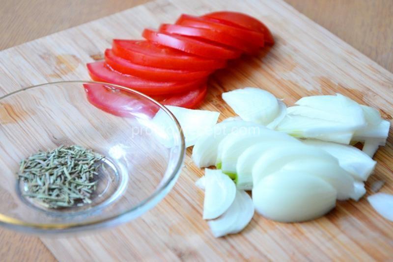 Хлеб фокачча тонкая с луком, помидорами и розмарином