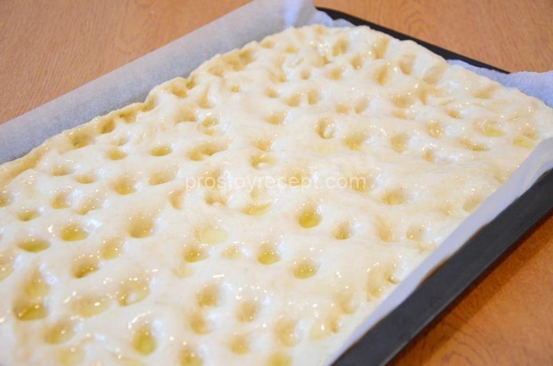 Хлеб фокачча тонкая с луком, помидорами и розмарином