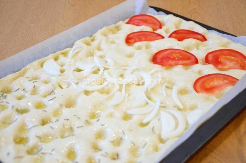 Хлеб фокачча тонкая с луком, помидорами и розмарином