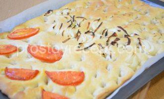 Хлеб фокачча тонкая с луком, помидорами и розмарином - Шаг 15