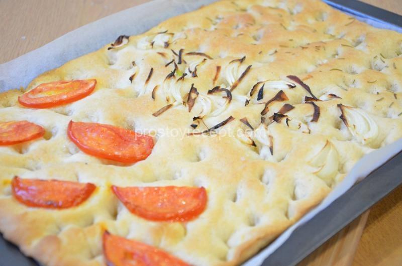 Хлеб фокачча тонкая с луком, помидорами и розмарином