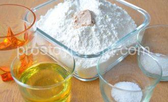 Хлеб фокачча тонкая с луком, помидорами и розмарином Хлеб фокачча тонкая с луком, помидорами и розмарином - Шаг 1