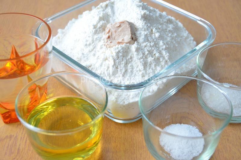 Хлеб фокачча тонкая с луком, помидорами и розмарином