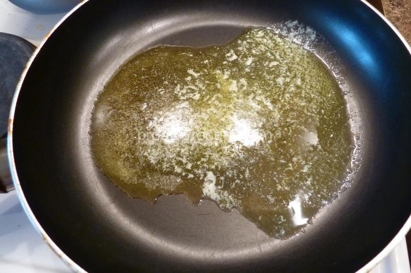 Растопите в сковороде сливочное масло,