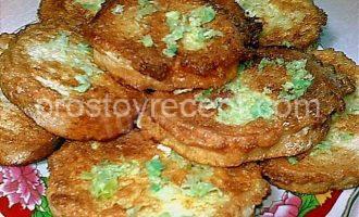 Гренки из батона с яйцом, сметаной и чесноком - основное фото