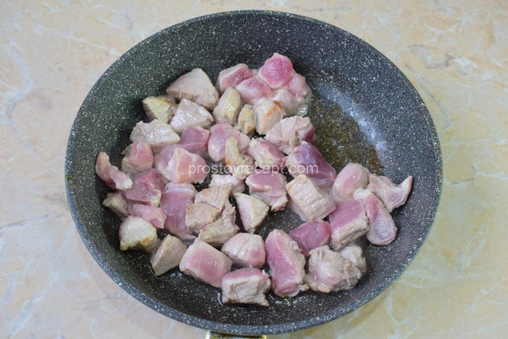 Мясо нарежьте небольшими кусочками. Сковороду берите глубокую. Разогрейте её до