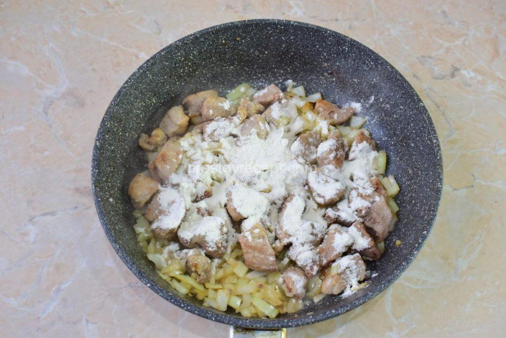 Смешайте мясо с мукой.