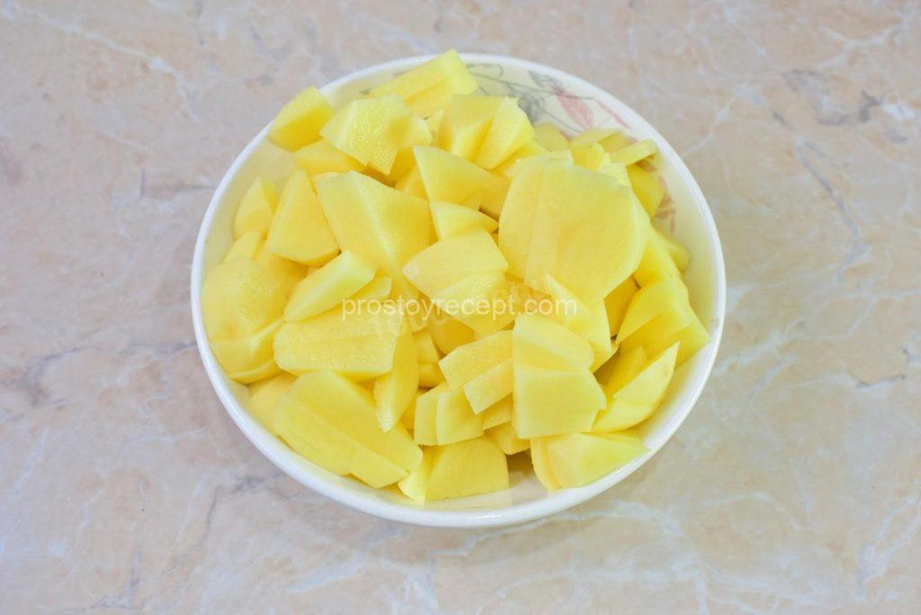 Очищенный картофель нарежьте небольшими кусочками.