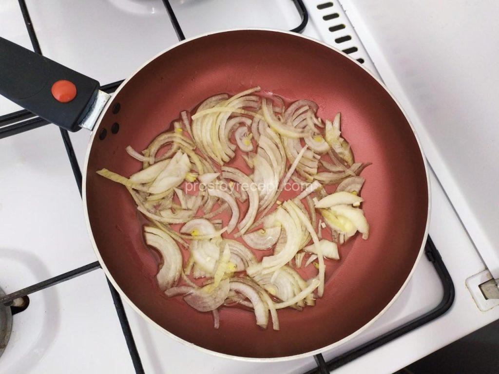Обжарьте лук с растительным маслом на другой сковороде до золотистого