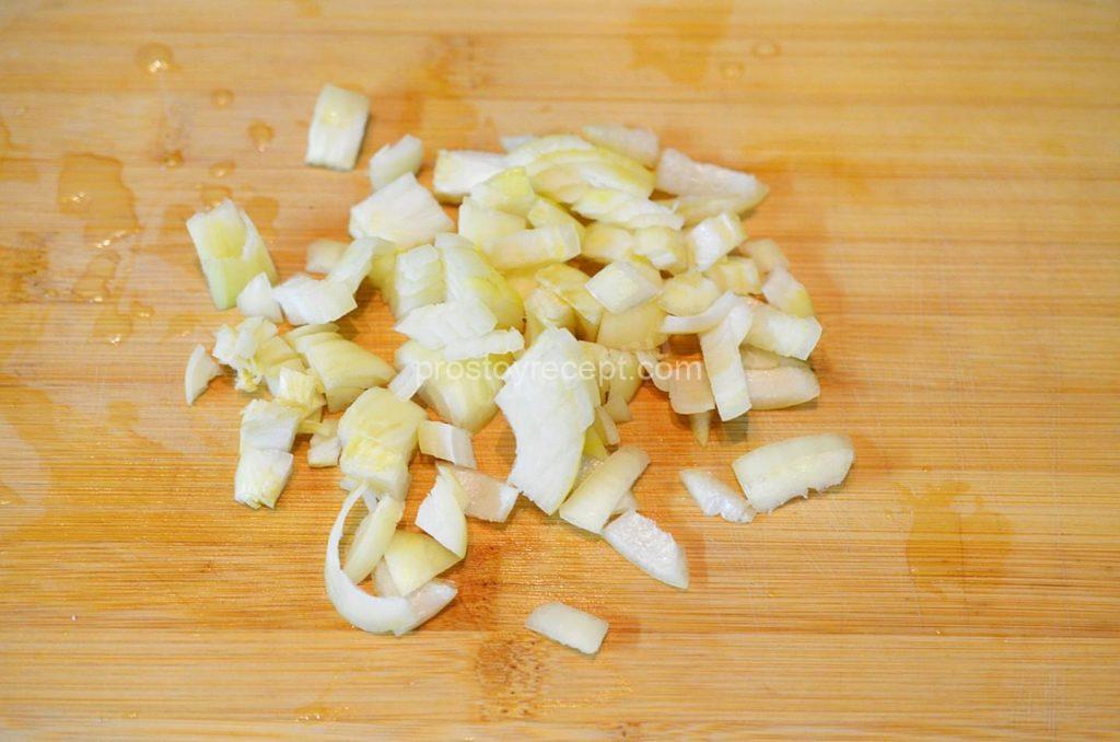 Лук почистите и нарежьте кубиком. Вы быстрее почистите лук и