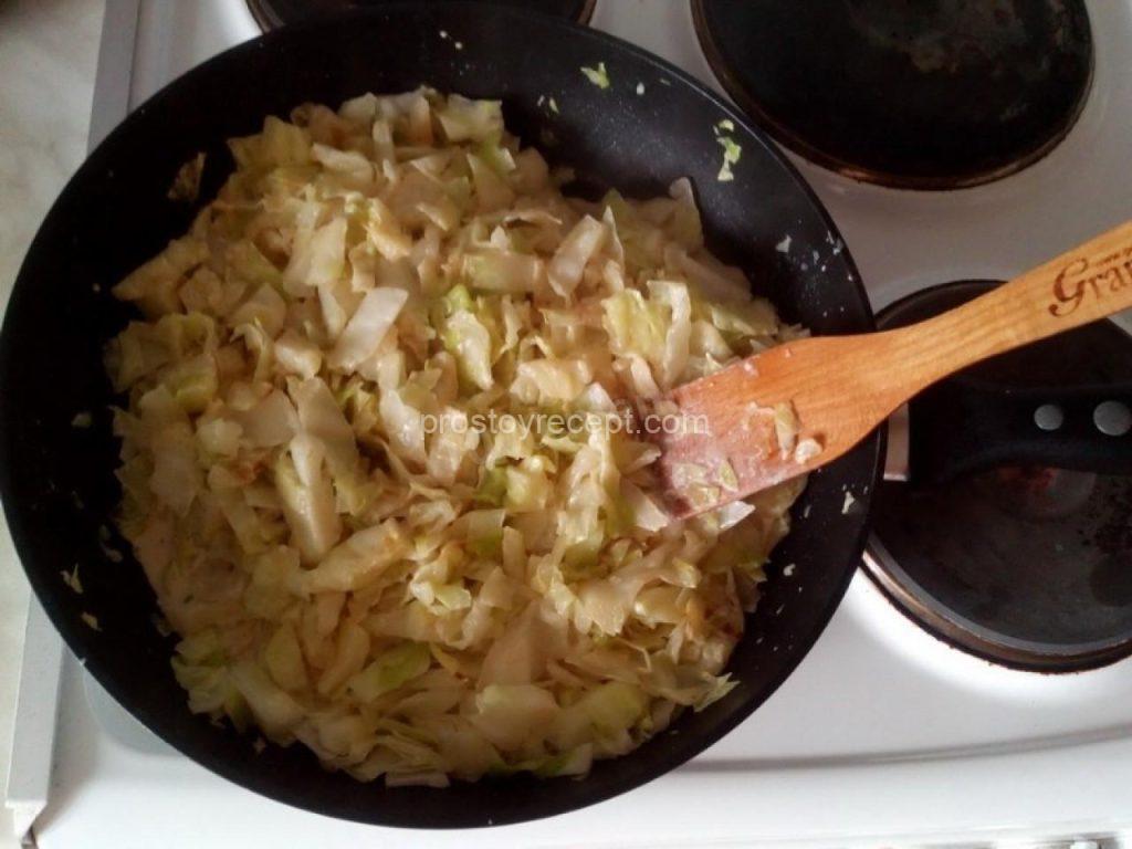 Тушите капусту, не накрывая сковороду крышкой, до мягкости. Если капуста