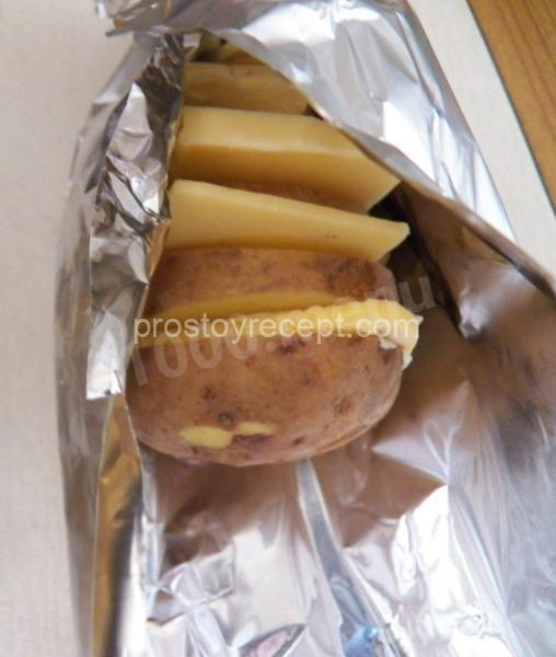 Сыр, масло и картофель.