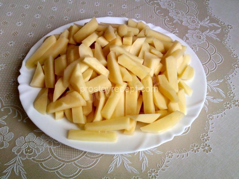 Картофель порезать кусочками