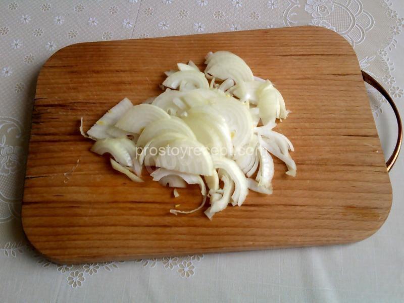 Порезать лук полукольцами