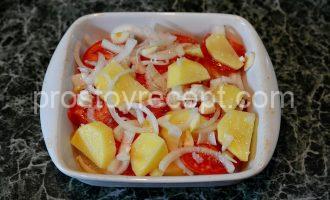 Запеченная картошка лук помидоры в духовке - Шаг 9