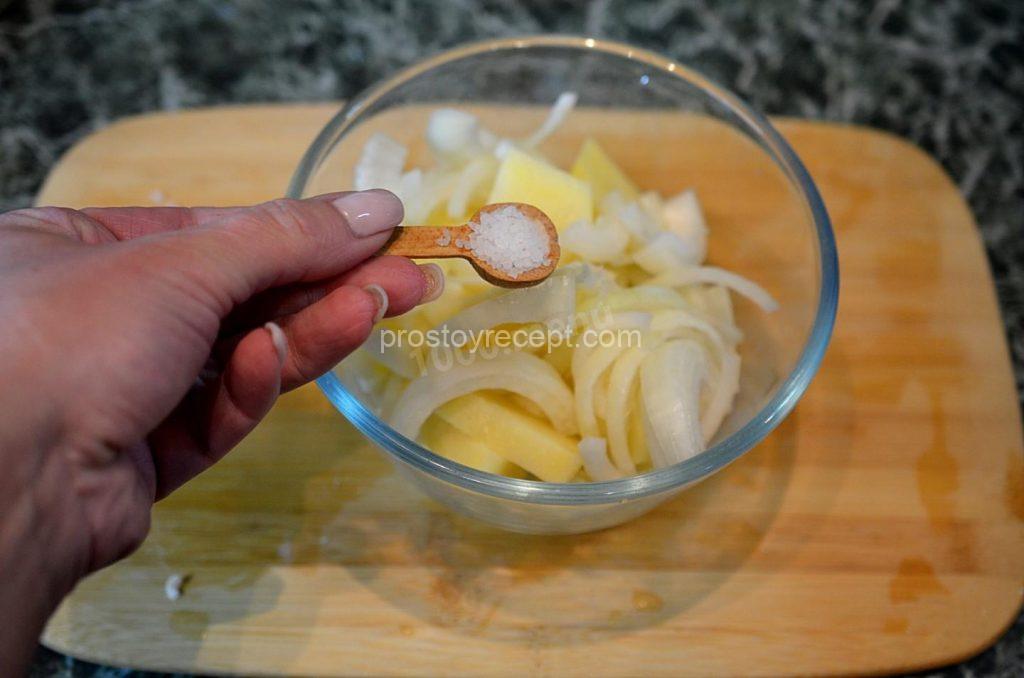 Смешайте нарезанный картофель с нарезанным луком и посолите. Также на
