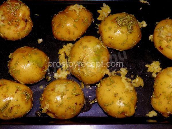 Запеченный картофель с розмарином