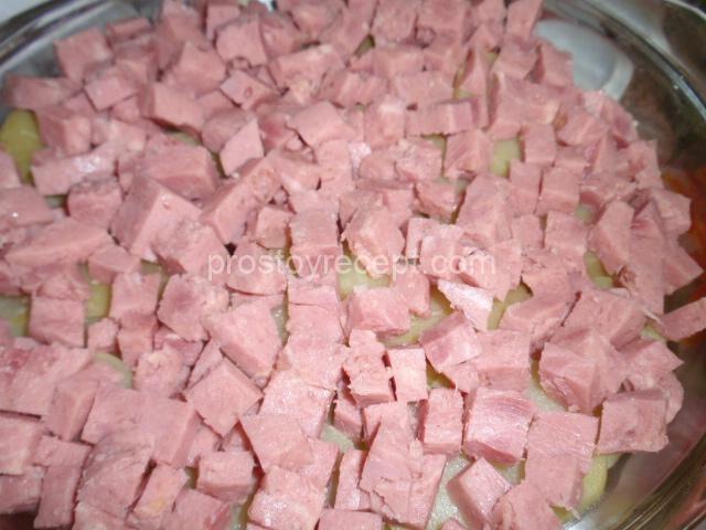 Ветчину нарезаем кубиком
