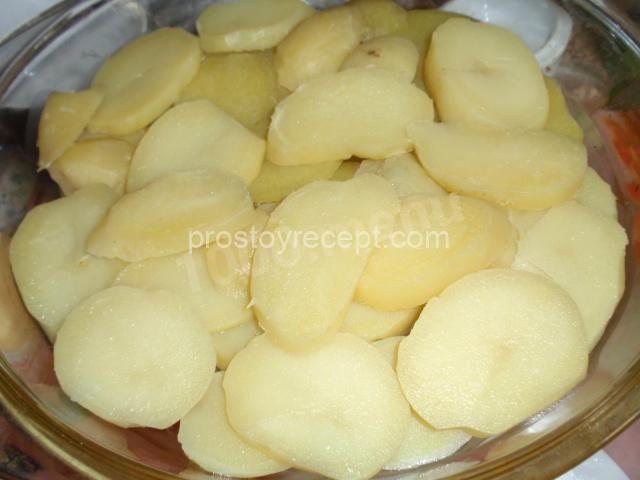 Картофель в мундире нарезаем кольцами