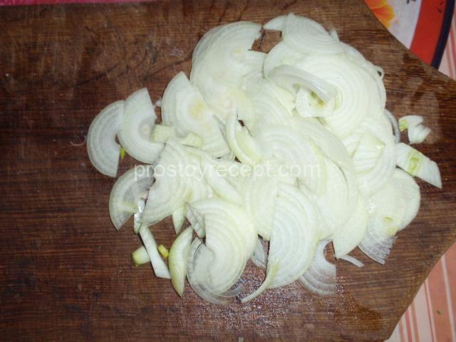 Нарезаем лук полу кольцами