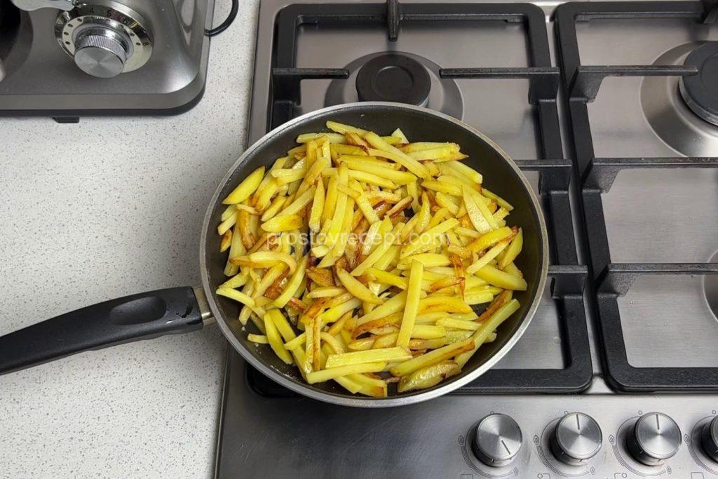 Солите картошку в самом конце. Если сделать это в начале,