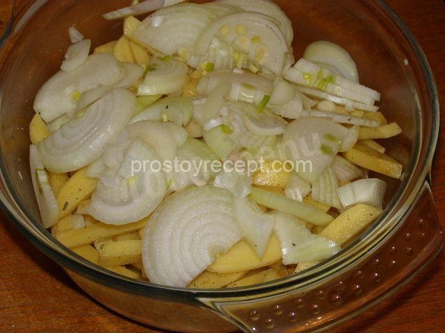 Запеченный картофель в майонезе с беконом в духовке