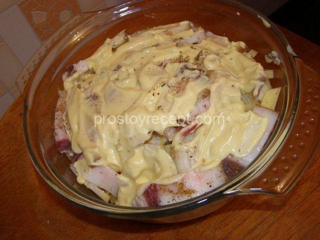 Запеченный картофель в майонезе с беконом в духовке